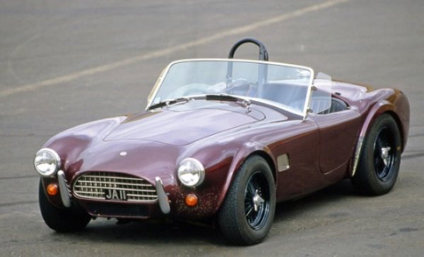 Истински мускули на колела, Cobra изглежда все едно кипи от мощ и наистина е така. Много красив, пропорционален автомобил.
